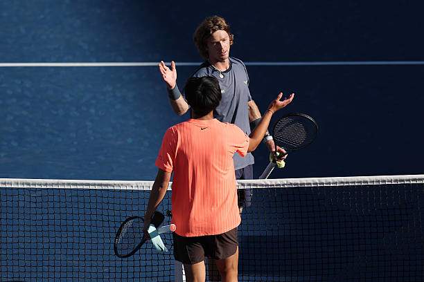 Rublev và Wong bắt tay nhau sau hơn 3 giờ giao đấu kịch tính