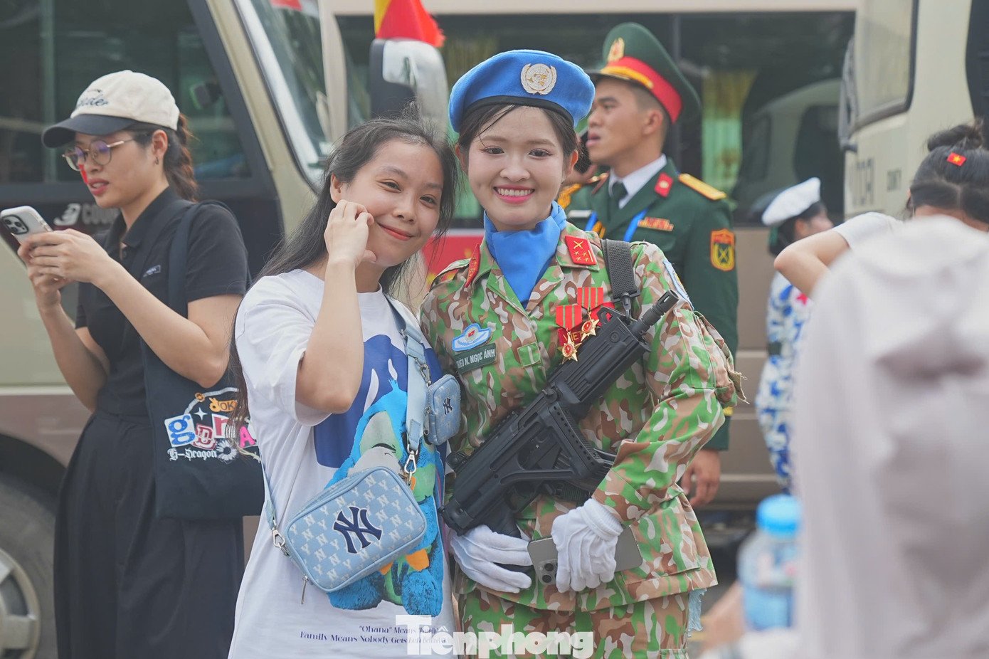 Các chiến sĩ mũ nồi xanh thích thú khi chụp ảnh, giao lưu cùng người dân.