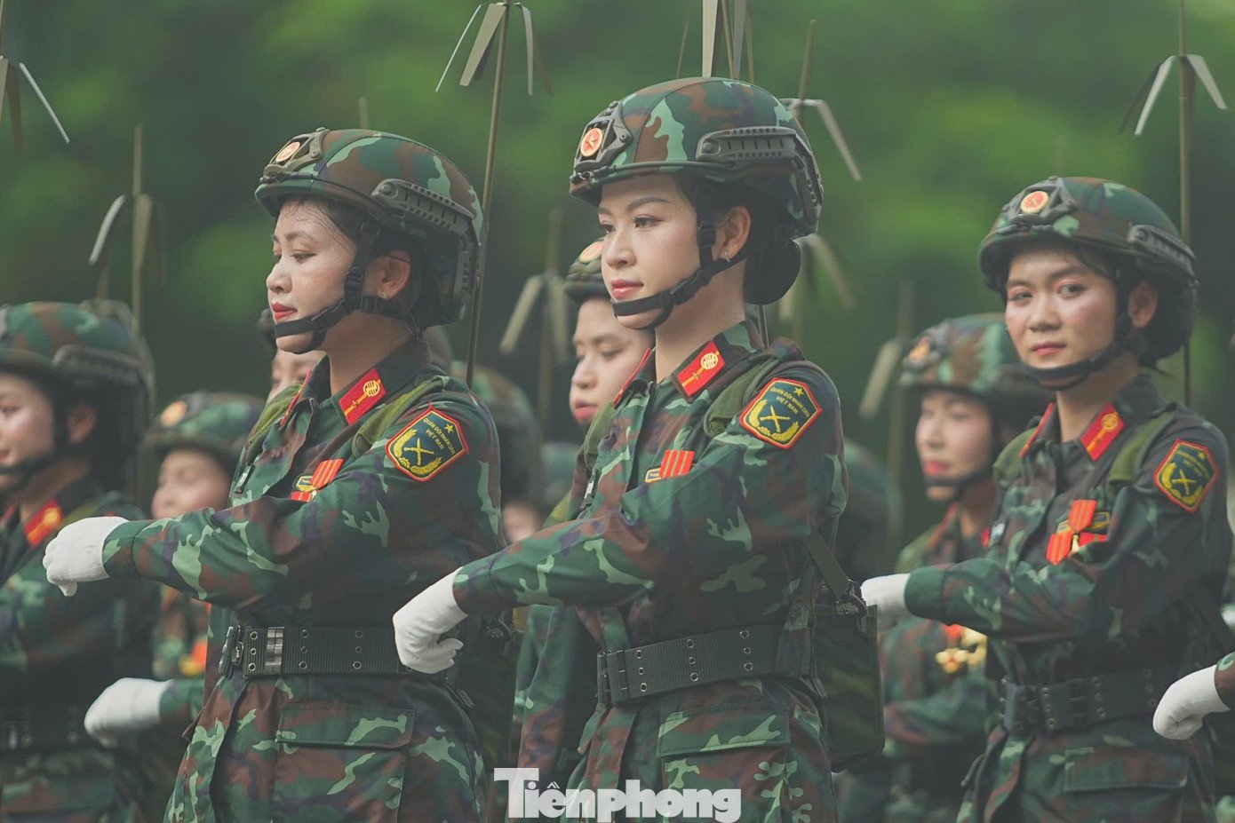 Khối nữ chiến sĩ thông tin mang theo hình ảnh mưu trí, dũng cảm của bộ đội thông tin.