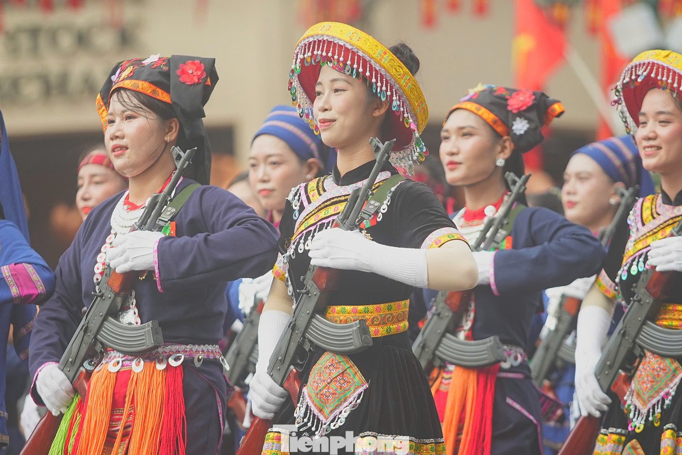 Khối nữ dân quân các dân tộc Việt Nam xuất hiện tại khu vực Nhà hát Lớn Hà Nội - Quảng trường Cách mạng tháng Tám, trong tiếng reo hò, cổ vũ của người dân.