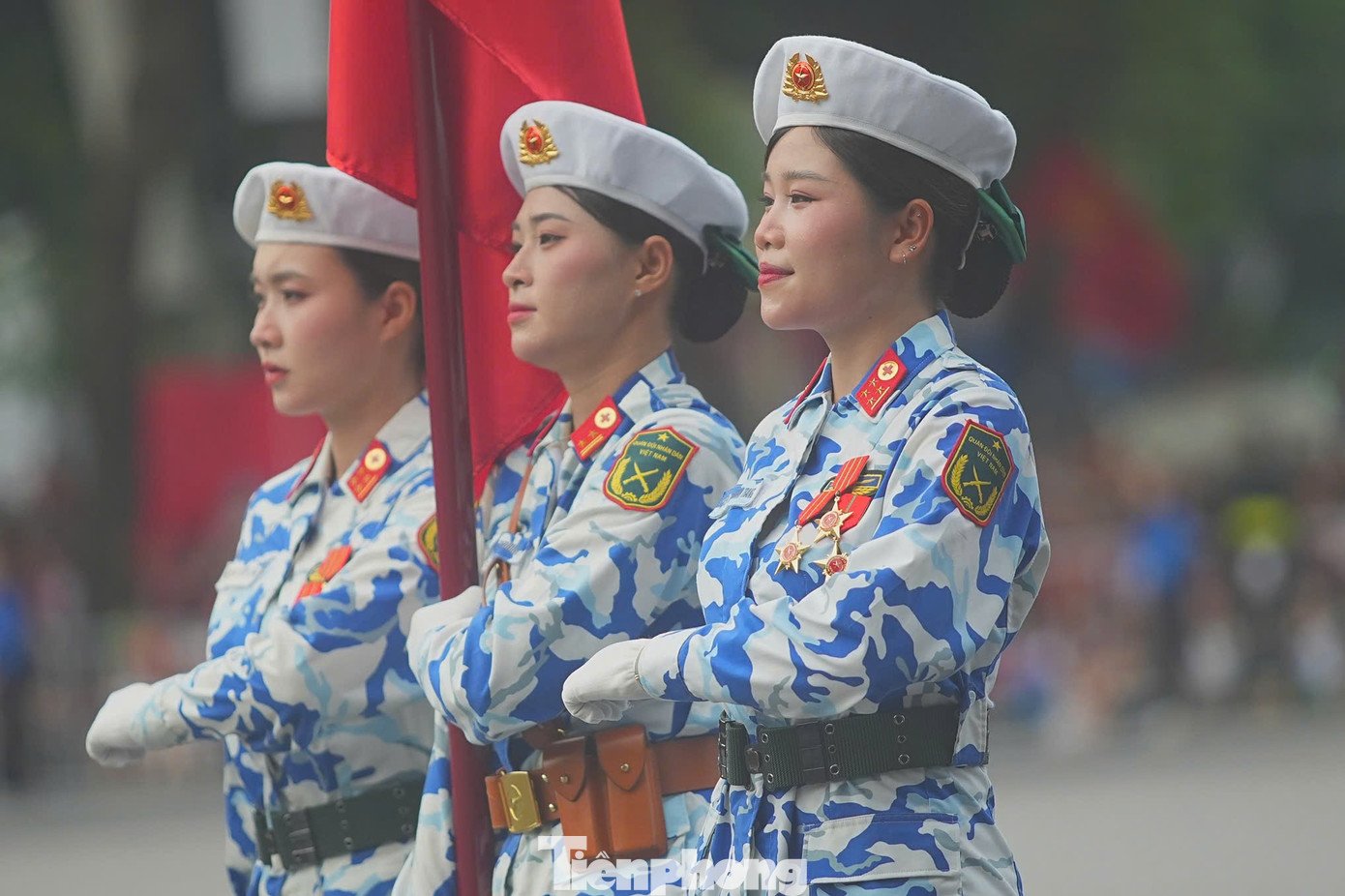 Khối trưởng và Tổ Quân kỳ của Khối nữ sĩ quan quân y.