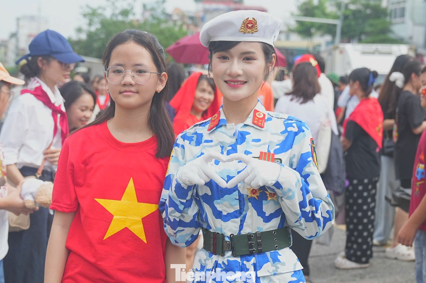 Sau khi hoàn thành buổi Tổng duyệt diễu binh, diễu hành tại Hà Nội, khối nữ sĩ quan quân y có thời gian chụp ảnh, giao lưu với người dân.