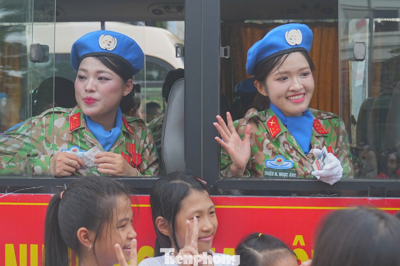 Nhan sắc gây sốt của nữ chiến sĩ A80 - 16