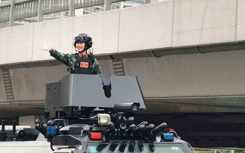 Nữ chiến sĩ đứng trên xe bọc thép diễu binh, thần thái tự tin 'gây sốt' - 6