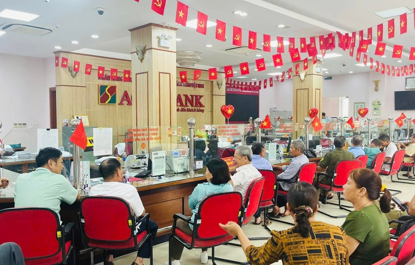 Ngân hàng làm việc xuyên lễ để kịp chi trả quà 2/9 cho người dân