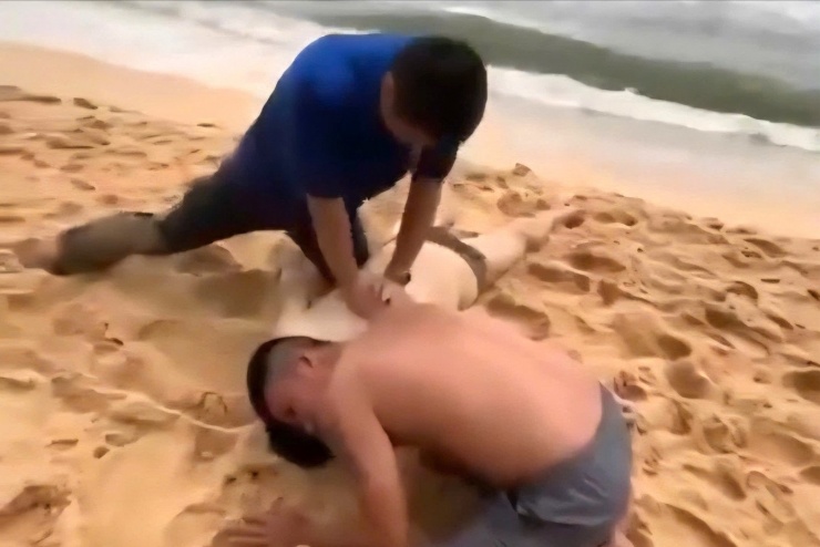 Một nạn nhân bị đuối nước được sơ cứu.