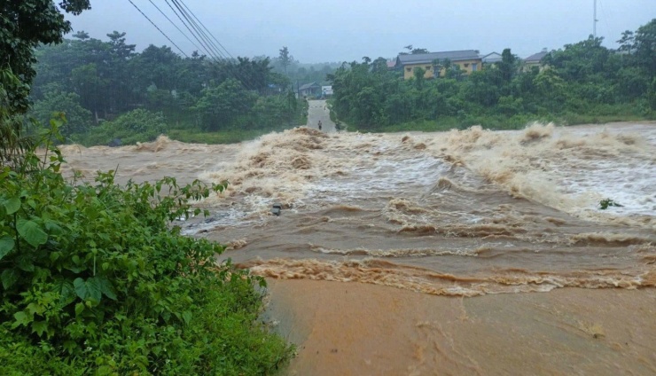 Mưa lớn, có thể gây ngập lụt, chia cắt đường đi ở nhiều nơi.
