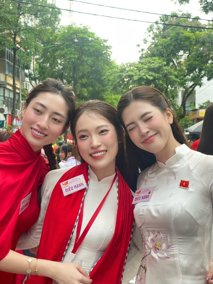 Để chuẩn bị cho buổi tổng duyệt chương trình diễu binh diễu hành kỷ niệm 80 năm Quốc khánh 2/9, Hoa hậu Tiểu Vy cùng Bảo Ngọc, Lương Thùy Linh đều có mặt tại nơi tập trung từ 1 giờ sáng. Nàng hậu nào cũng trang điểm xinh đẹp, chọn cho mình bộ áo dài đẹp nhất và luôn tươi tắn rạng rỡ suốt nhiều tiếng đồng hồ.