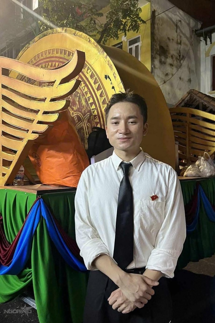 Bà xã của nhạc sĩ Phan Mạnh Quỳnh đăng tải tấm ảnh hậu trường buổi tổng duyệt, trong đó Phan Mạnh Quỳnh diện đồ lịch sự, miệng cười tươi nhưng mí mắt lại như muốn sụp xuống. Huỳnh Khánh Vi tiết lộ rằng bình thường, Phan Mạnh Quỳnh sẽ đi ngủ lúc 10-11 giờ tối nên khi thức khuya chuẩn bị cho chương trình, Phan Mạnh Quỳnh sẽ gặp cảnh “miệng anh cười nhưng mí mắt anh không vui”.