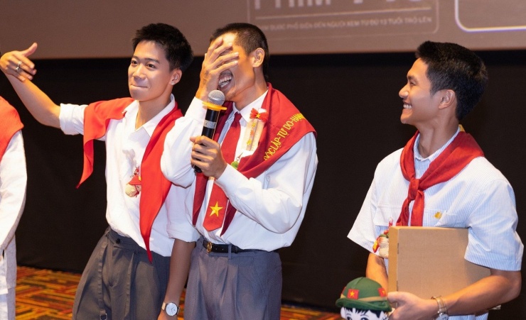 Các diễn viên "Mưa đỏ" trong cinetour quảng bá phim. 