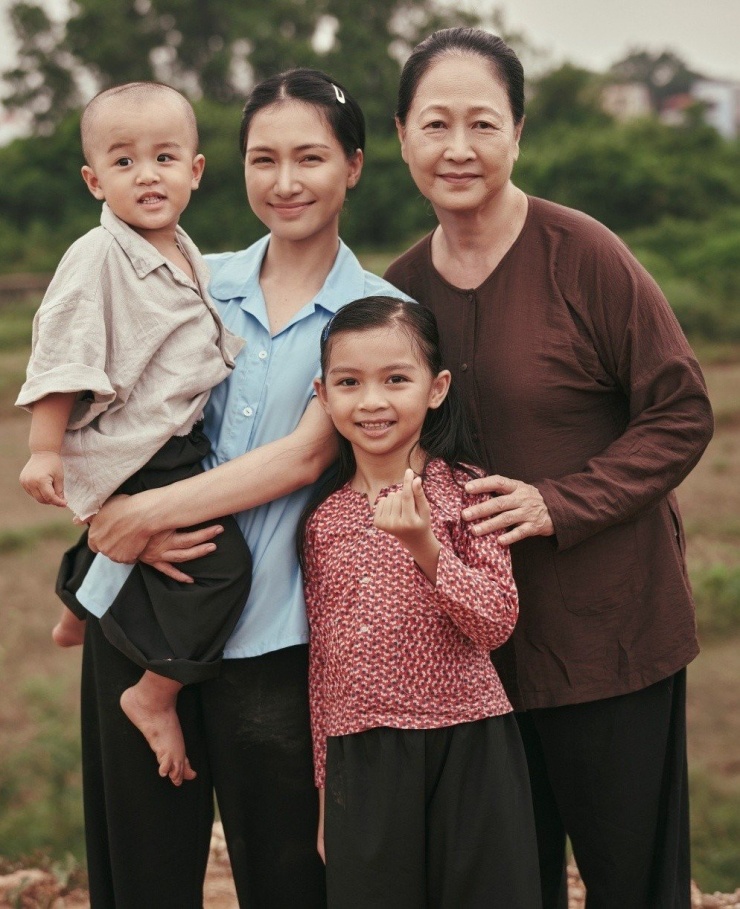Trang phục của Hòa Minzy trong MV Nỗi Đau Giữa Hòa Bình: Nhìn đơn giản, làm cầu kỳ - 1