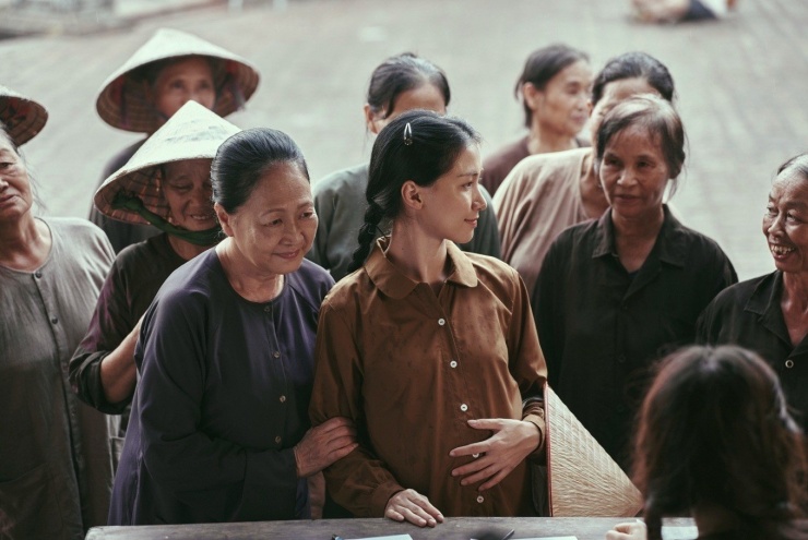 Trang phục của Hòa Minzy trong MV Nỗi Đau Giữa Hòa Bình: Nhìn đơn giản, làm cầu kỳ - 2