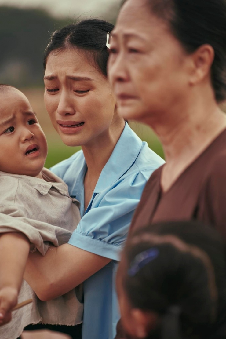 Trang phục của Hòa Minzy trong MV Nỗi Đau Giữa Hòa Bình: Nhìn đơn giản, làm cầu kỳ - 8