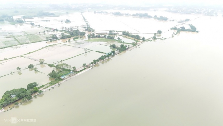 Lũ tràn vào xóm làng ngoại thành Hà Nội - 1