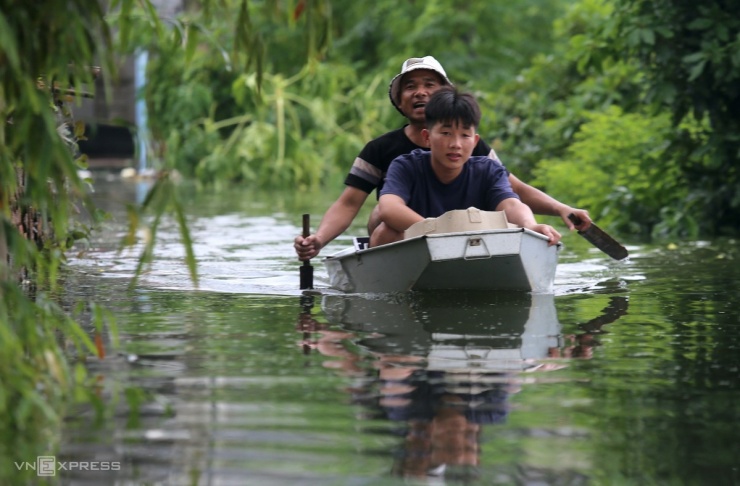 Lũ tràn vào xóm làng ngoại thành Hà Nội - 2