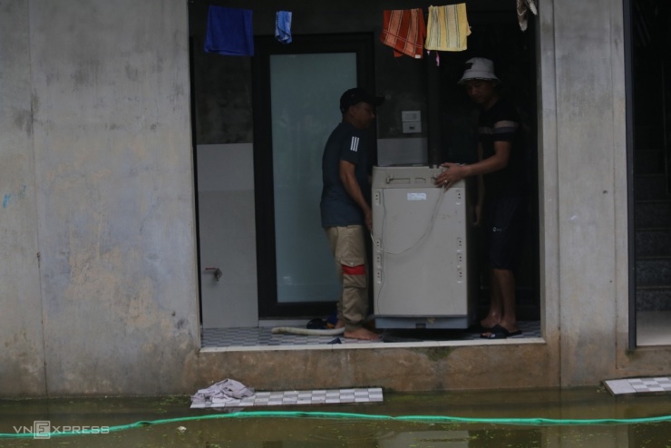 Lũ tràn vào xóm làng ngoại thành Hà Nội - 4