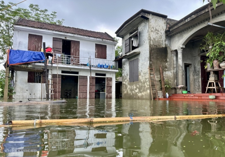 Lũ tràn vào xóm làng ngoại thành Hà Nội - 3