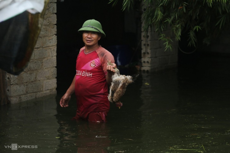 Lũ tràn vào xóm làng ngoại thành Hà Nội - 5