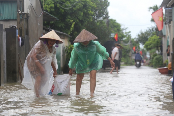 Lũ tràn vào xóm làng ngoại thành Hà Nội - 8