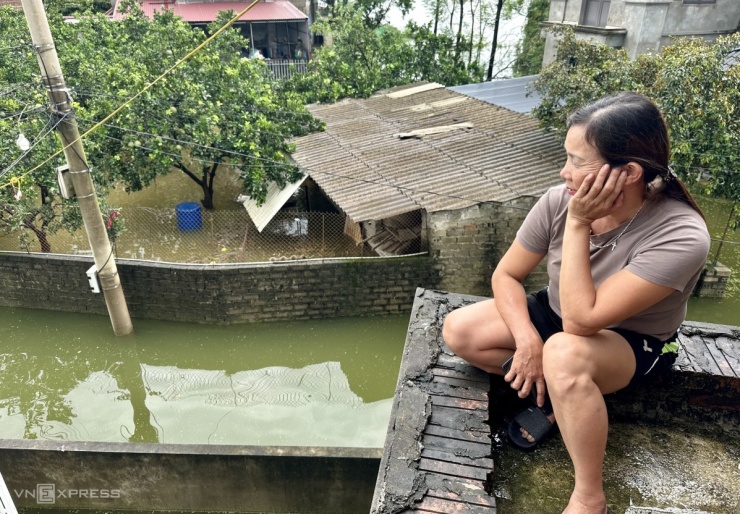 Lũ tràn vào xóm làng ngoại thành Hà Nội - 7