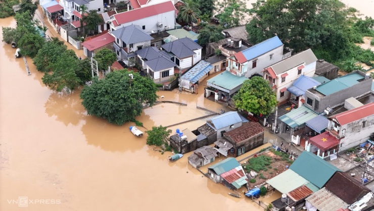 Lũ tràn vào xóm làng ngoại thành Hà Nội - 9