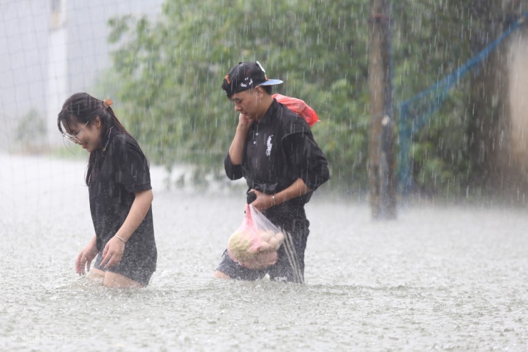 Lũ tràn vào xóm làng ngoại thành Hà Nội - 10