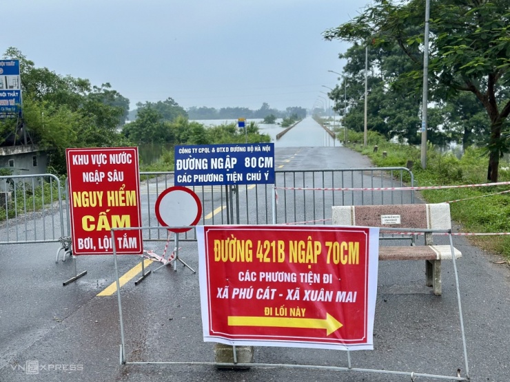 Lũ tràn vào xóm làng ngoại thành Hà Nội - 11