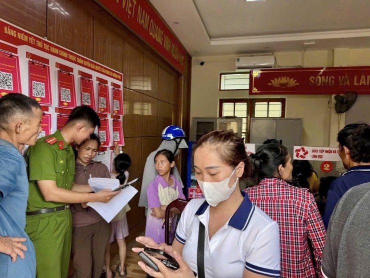 Người dân Hà Tĩnh phấn khởi nhận tiền trước ngày 2/9.