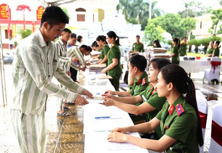 Tiến hành các thủ tục, hỗ trợ các phạm nhân được đặc xá sớm trở về địa phương, gia đình.