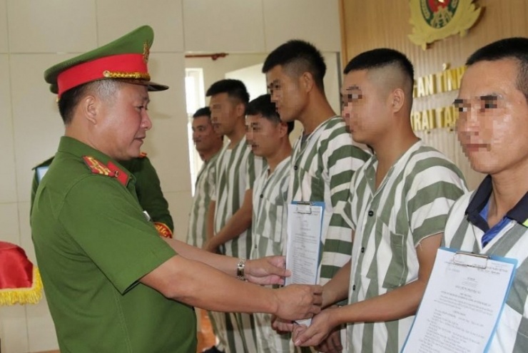 Trao giấy chứng nhận đặc xá cho các phạm nhân.