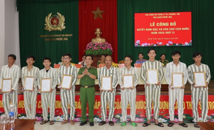 Thiếu tướng Nguyễn Việt Hùng, Phó Cục trưởng Cục Cảnh sát quản lý Trại giam, Cơ sở giáo dục bắt buộc, Trường Giáo dưỡng (Bộ Công an) trao Quyết định đặc xá của Chủ tịch nước cho các phạm nhân. 