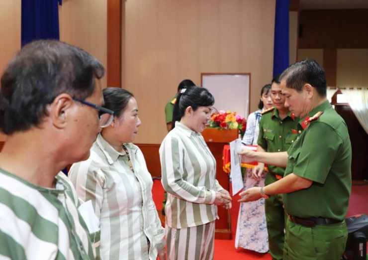 Đại tá Huỳnh Trí Thương, Giám thị Trại giam Cái Tàu trao quyết định đặc xá cho phạm nhân.