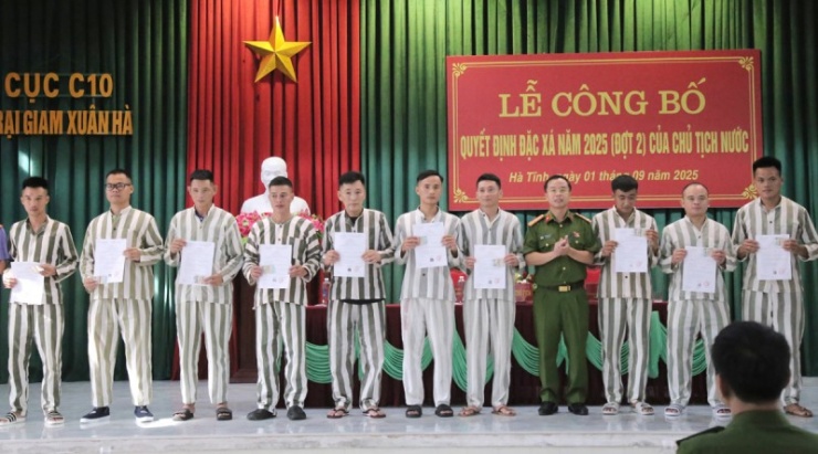 Thượng tá Bùi Quốc Toản, Phó Giám thị Trại giam Xuân Hà trao quyết định đặc xá cho các phạm nhân.