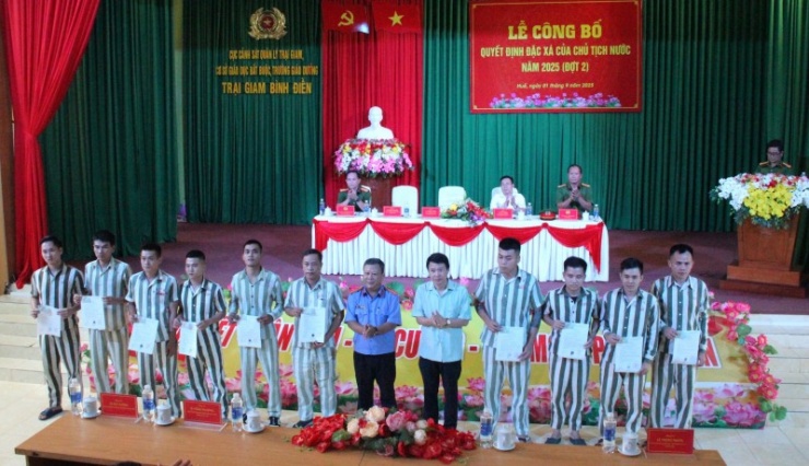Đồng chí Lê Trọng Nghĩa, Phó Vụ trưởng Vụ Pháp luật, Văn phòng Chủ tịch nước và lãnh đạo Viện KSND TP Huế trao Quyết định đặc xá năm 2025 đợt 2 của Chủ tịch nước cho các phạm nhân tại Trại giam Bình Điền.