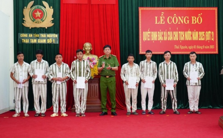 Công an tỉnh Thái Nguyên trao Giấy Chứng nhận đặc xá cho các phạm nhân.