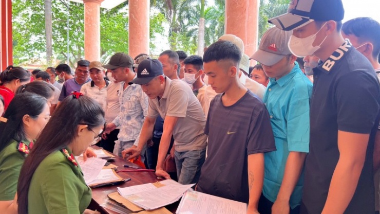 Những người được đặc xá làm thủ tục ra trại.