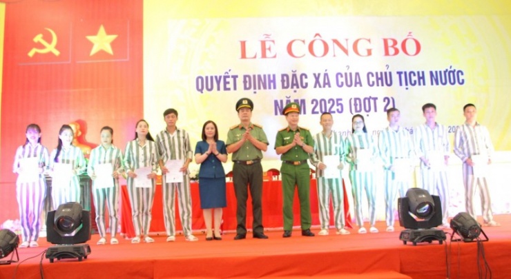 Đại tá Bùi Anh Tuấn - Phó Cục trưởng Cục Truyền thông Công an nhân dân và Đại tá Đàm Minh Phong - Giám thị Trại giam Thanh Phong trao Quyết định đặc xá cho các phạm nhân.