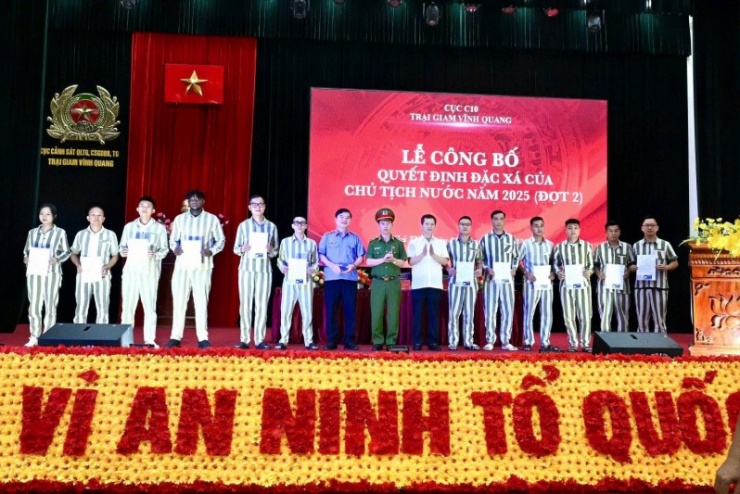 Thiếu tướng Nguyễn Văn Long và Phó Viện trưởng Viện KSND tỉnh Phú Thọ Cao Viết Lực, Phó Chánh án TAND tỉnh Phú Thọ Nguyễn Thành Danh trao Giấy chứng nhận đặc xá, thẻ Căn cước, thẻ sim điện thoại cho phạm nhân.