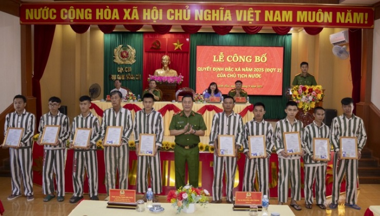 Thiếu tướng Phạm Văn Thân, Phó Cục trưởng Cục Cảnh sát quản lý trại giam, cơ sở giáo dục bắt buộc, trường giáo dưỡng (Bộ Công an) trao giấy chứng nhận đặc xá cho phạm nhân được đặc xá rời Trại giam Sông Cái. Ảnh: Ngọc Sinh.