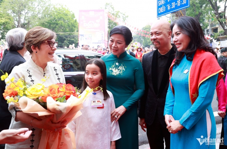 Bà Ngô Phương Ly, Phu nhân Tổng Bí thư đón bà Lis Cuesta Peraza, Phu nhân Bí thư thứ nhất, Chủ tịch nước Cuba