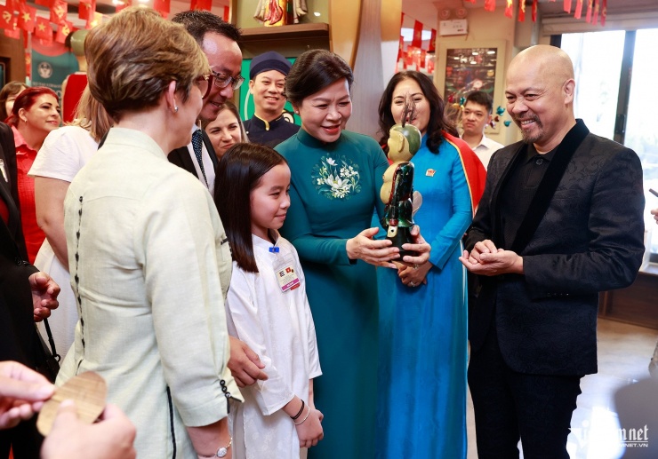 Phu nhân Bí thư thứ nhất, Chủ tịch nước Cuba tìm hiểu về các con rối nước