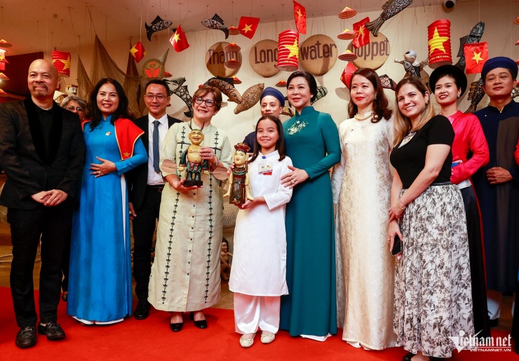 Nhà hát tặng Phu nhân Bí thư thứ nhất, Chủ tịch nước Cuba con rối "chú Tễu", còn bé gái được tặng con rối "Cô Tiên"