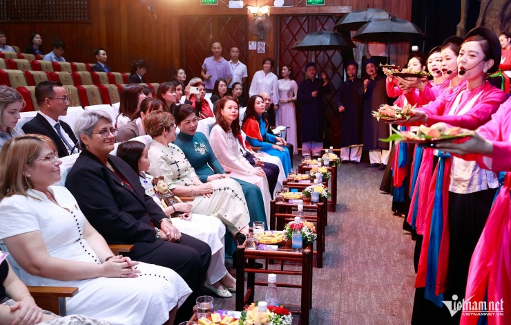 Tiết mục "mời nước, mời trầu" mở màn buổi biểu diễn múa rối