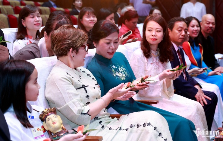 Phu nhân Tổng Bí thư giới thiệu về trầu têm cánh phượng với Phu nhân Bí thư thứ nhất, Chủ tịch nước Cuba