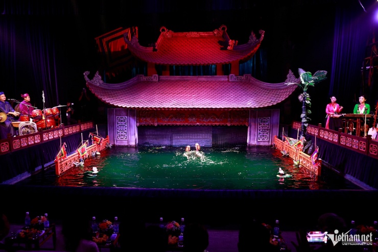 Hai Phu nhân thưởng thức các tiết mục múa rối nước