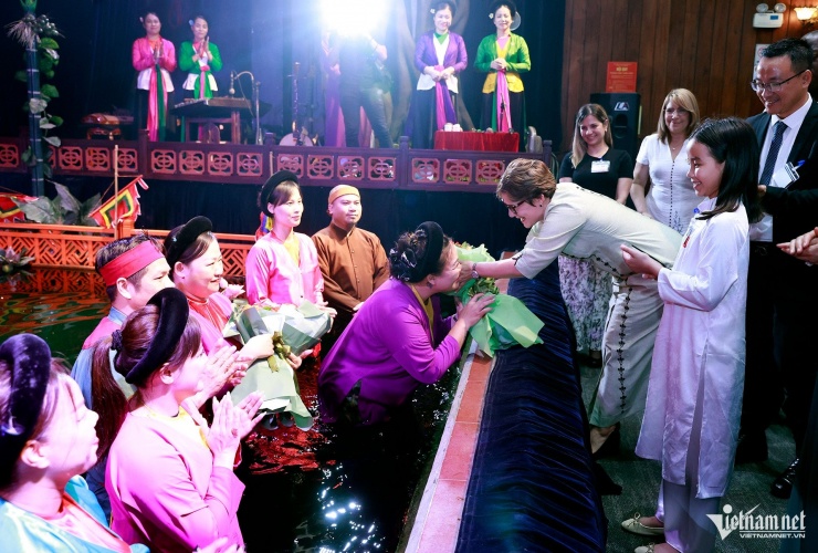 Bà Lis Cuesta Peraza cảm ơn và chúc mừng các nghệ sĩ vì tiết mục công phu, đặc sắc