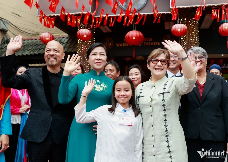 Hai Phu nhân vẫy chào người dân và du khách tại phố đi bộ Hồ Hoàn Kiếm