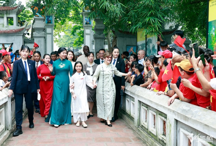 Người dân hân hoan chào đón hai Phu nhân, liên tục hô vang "Việt Nam - Cuba"