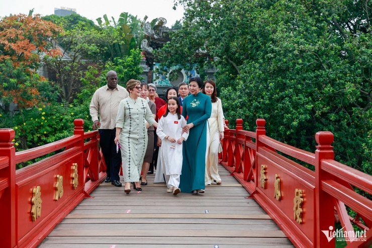 Hai Phu nhân trên cầu Thê Húc ngắm nhìn Tháp Rùa và phố phường Thủ đô