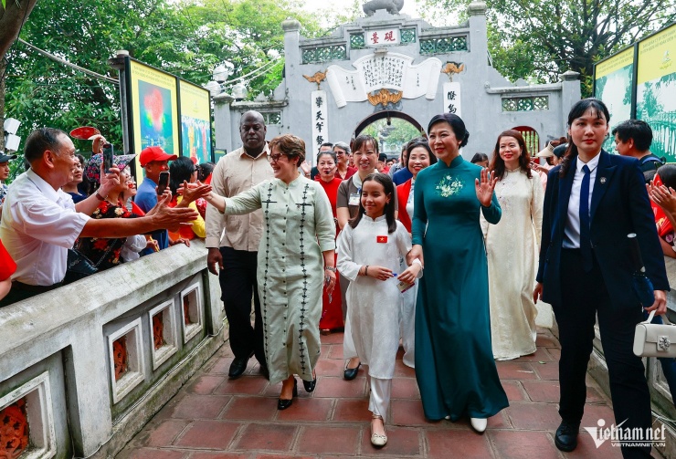 Phu nhân Tổng Bí thư và Phu nhân Bí thư thứ nhất, Chủ tịch nước Cuba dạo phố - 10